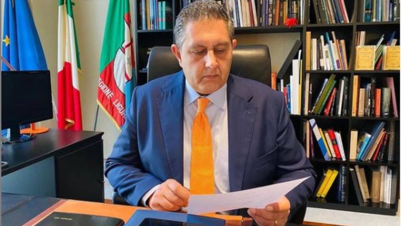 Giovanni Toti a lavoro