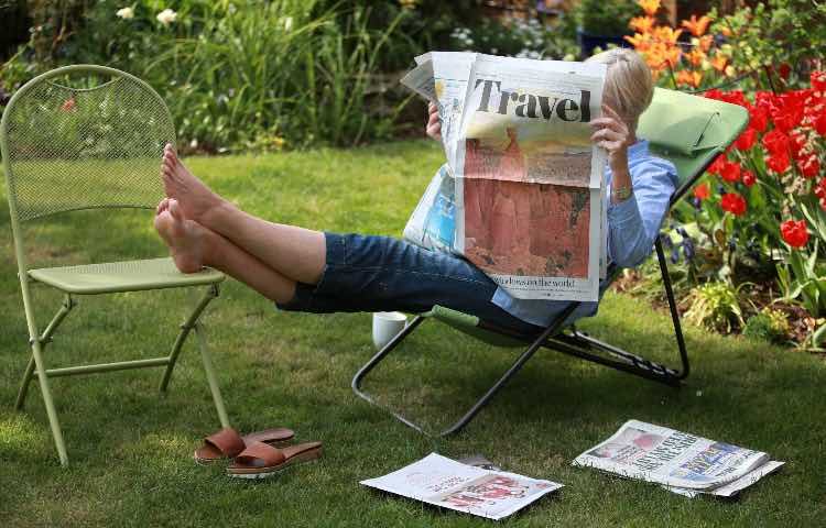 Una donna legge un giornale 