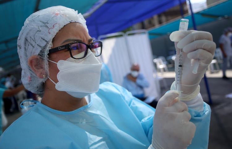 Personale sanitario con il vaccino per il Covid