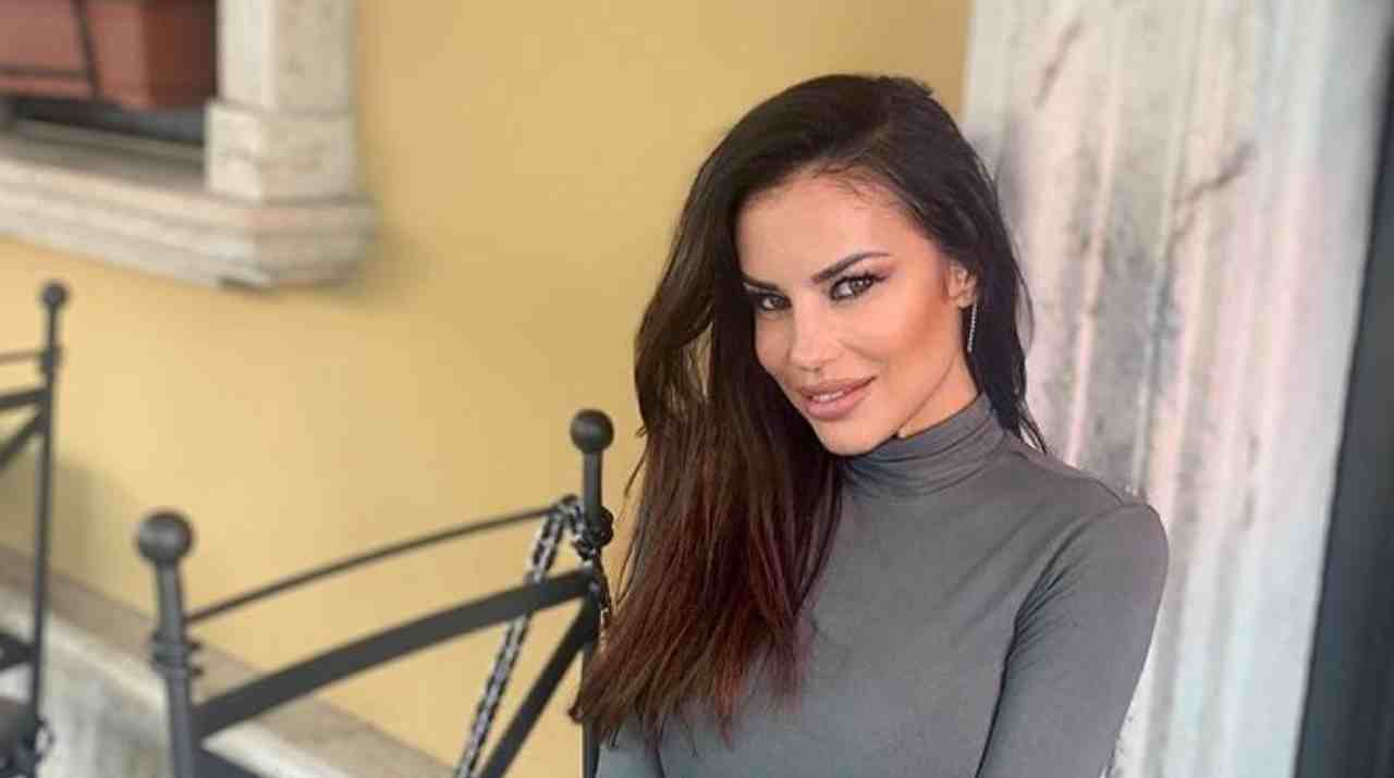 antonella mosetti sorride