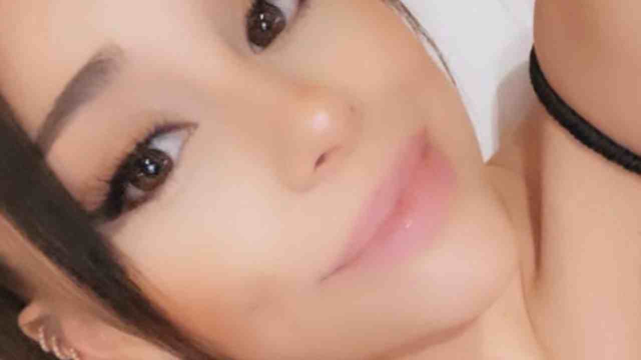 ariana grande sorride