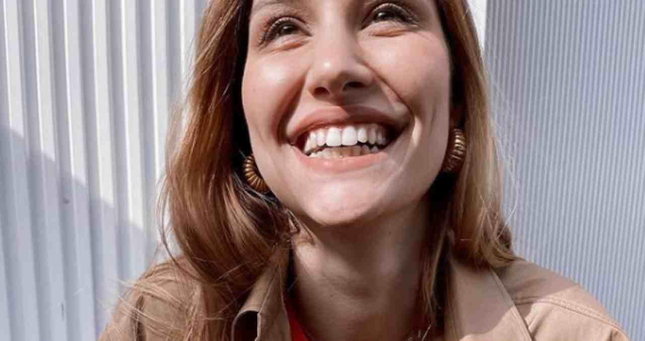 beatrice valli sorride