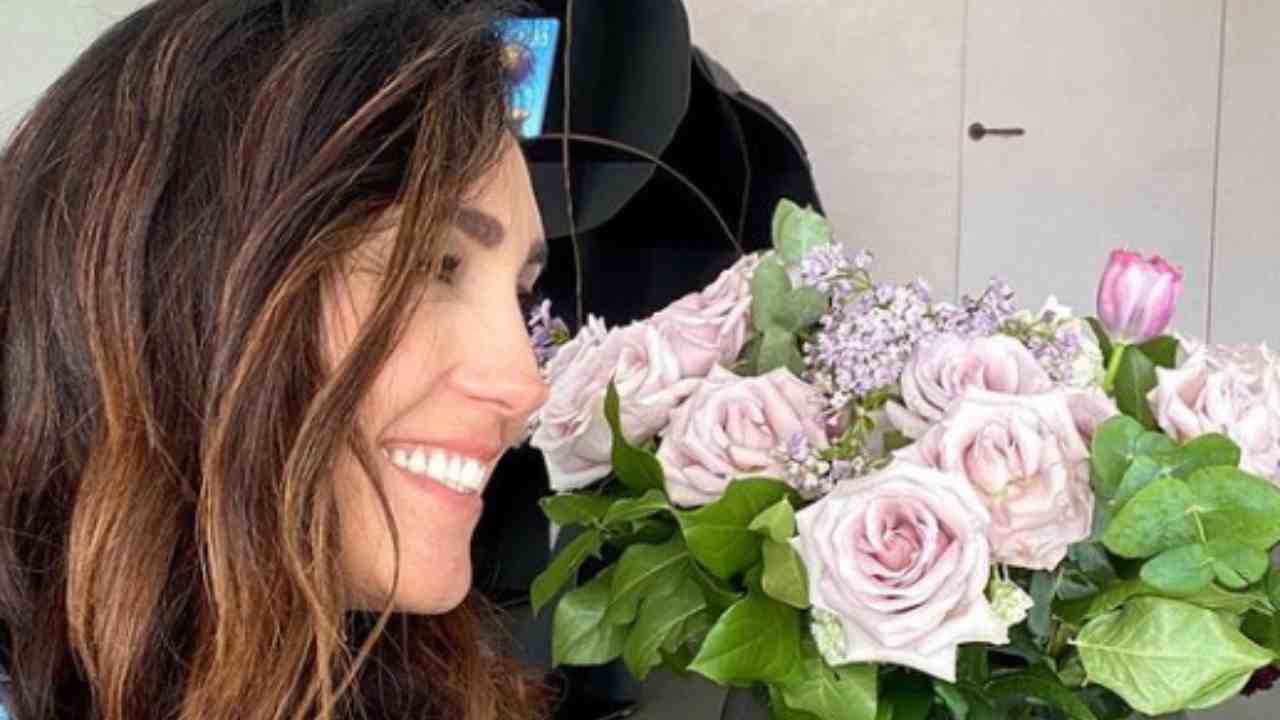 caterina balivo sorride tra le rose