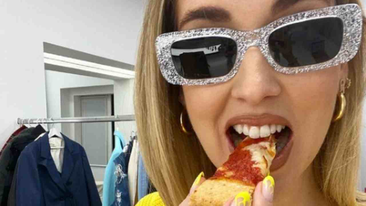 chiara ferragni mangia la pizza