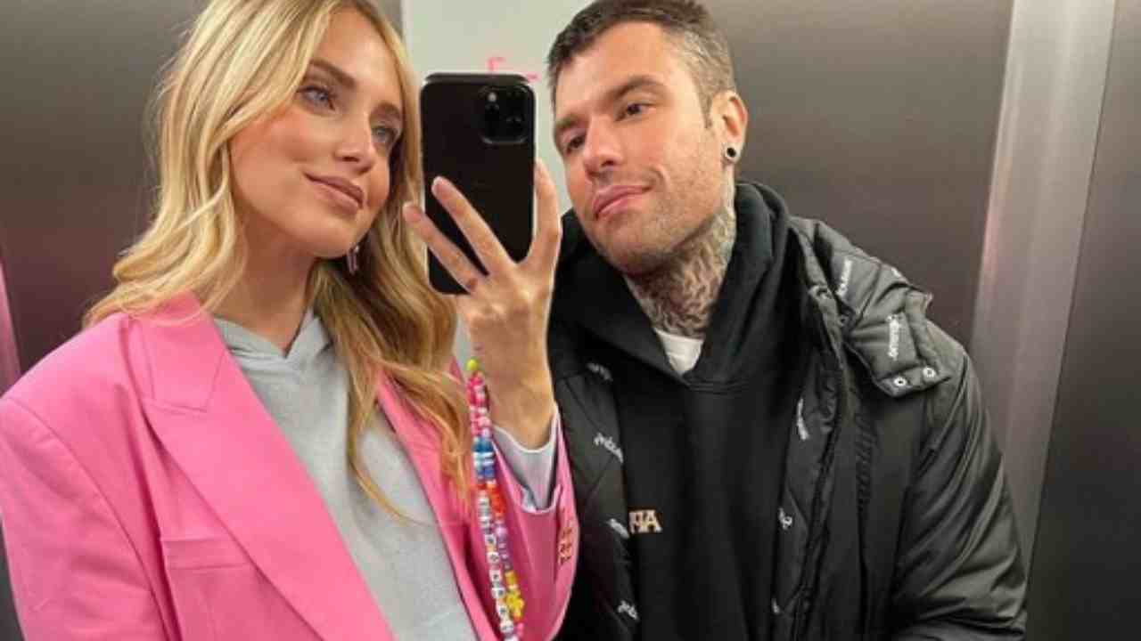 chiara ferragni e fedez si fanno un selfie
