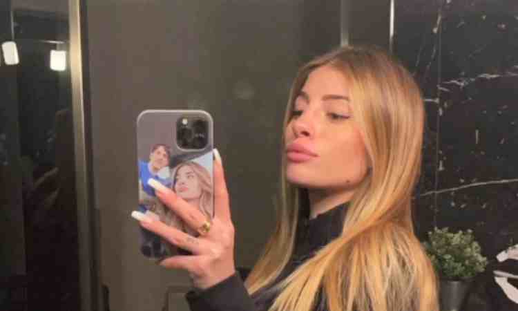 Chiara Nasti si fa un selfie allo specchio