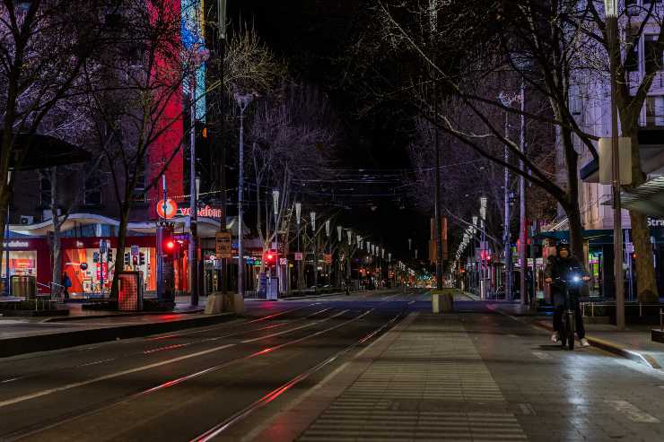 strade deserte durante il coprifuoco notturno