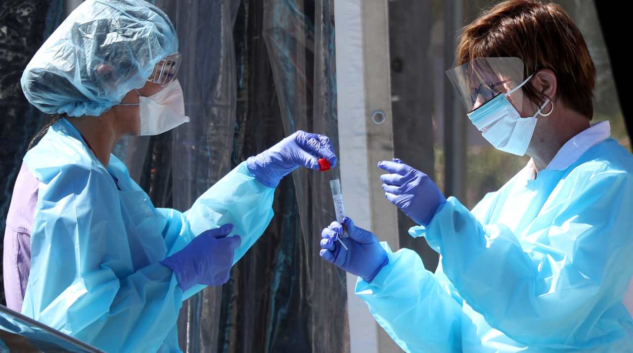 professionisti del settore sanitario lavorano