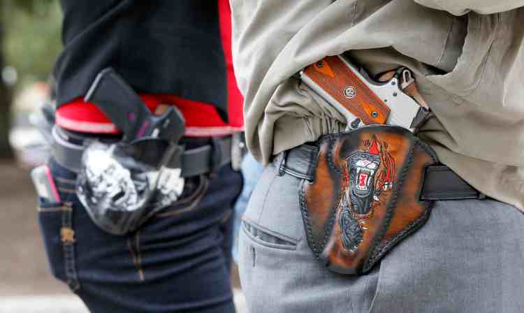 due uomini con una pistola in tasca