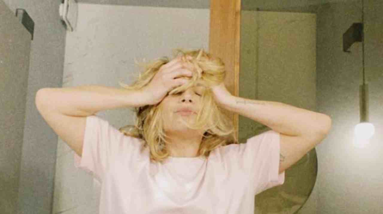 emma marrone con le mani in testa