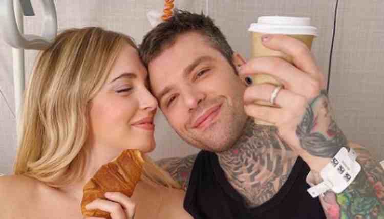 Chiara ferragni e fedez con cornetto e caffè