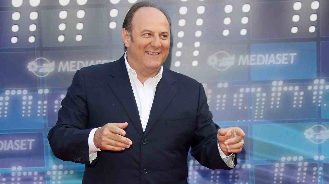 gerry scotti sorride