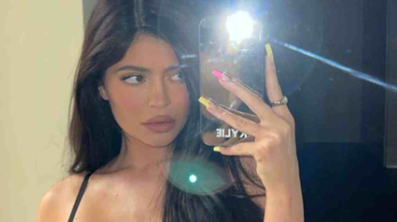 kylie jenner si fa un selfie