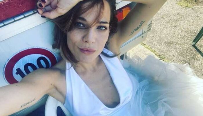 Laura Chiatti Canta A Mano A Mano