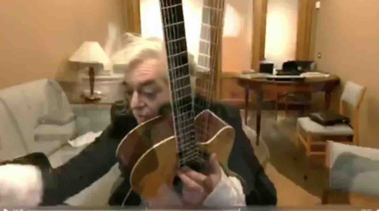 morgan canta chitarra