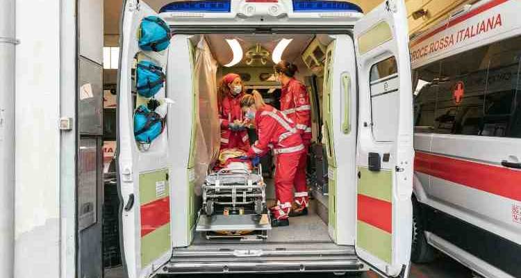 personale sanitario dentro ambulanza