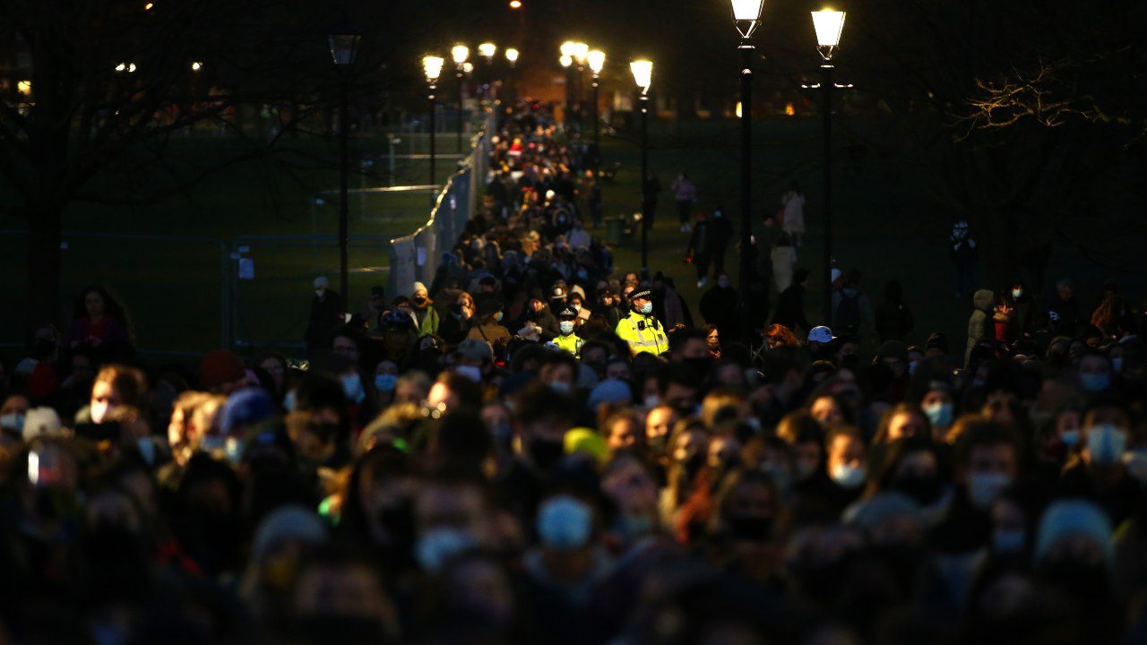 Ragazza uccisa, scontri con polizia