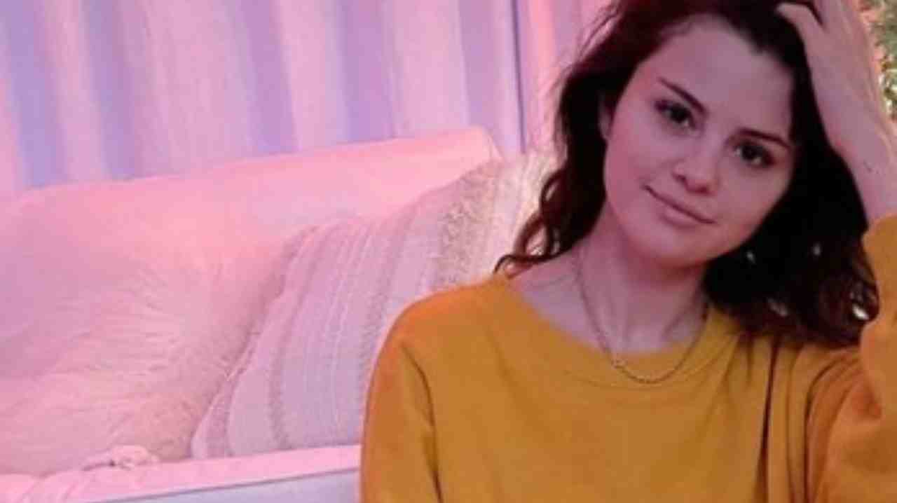 selena gomez sorride