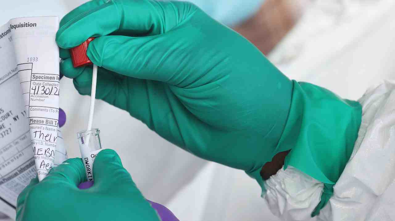 tampone covid guanti