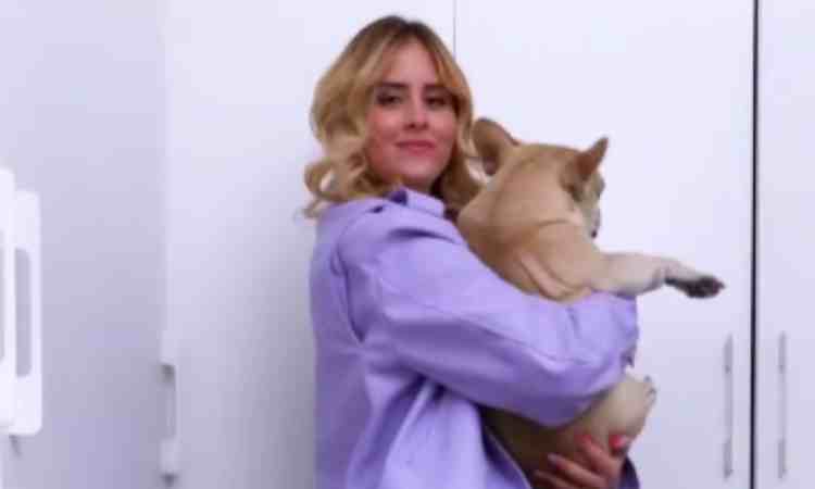 Valentina Ferragni tiene in braccio il suo cagnolino