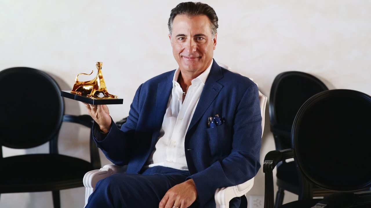 andy garcia seduto con il premio in mano