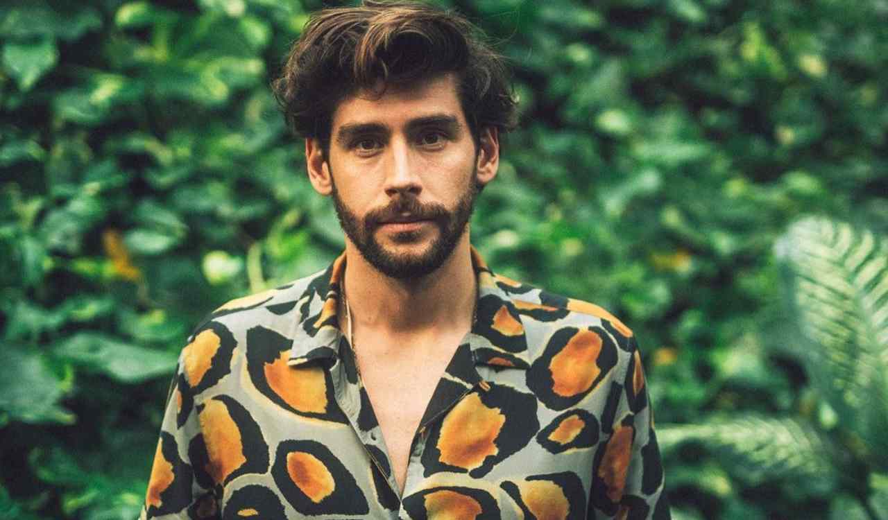 Alvaro Soler in posa nella natura