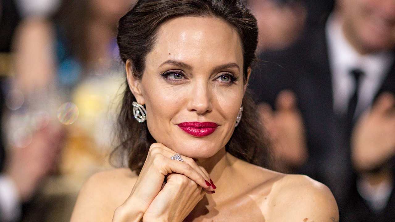 Angelina Jolie sorride
