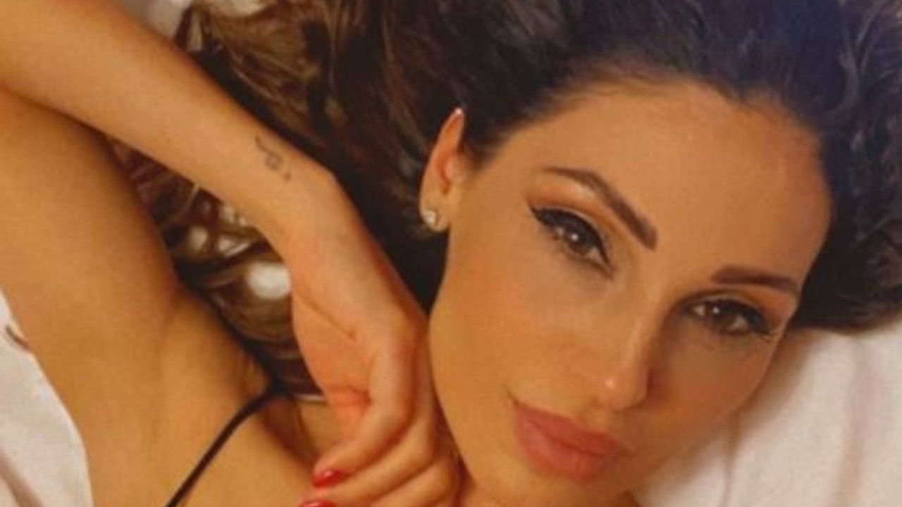 Anna Tatangelo Divano Vestito Nero