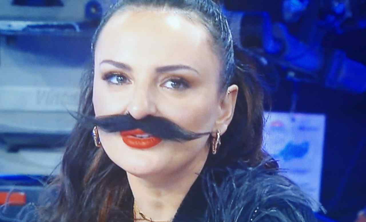 Arisa ad Amici 20 con i baffi