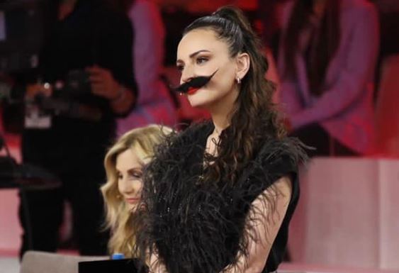 Arisa con i baffi ad Amici