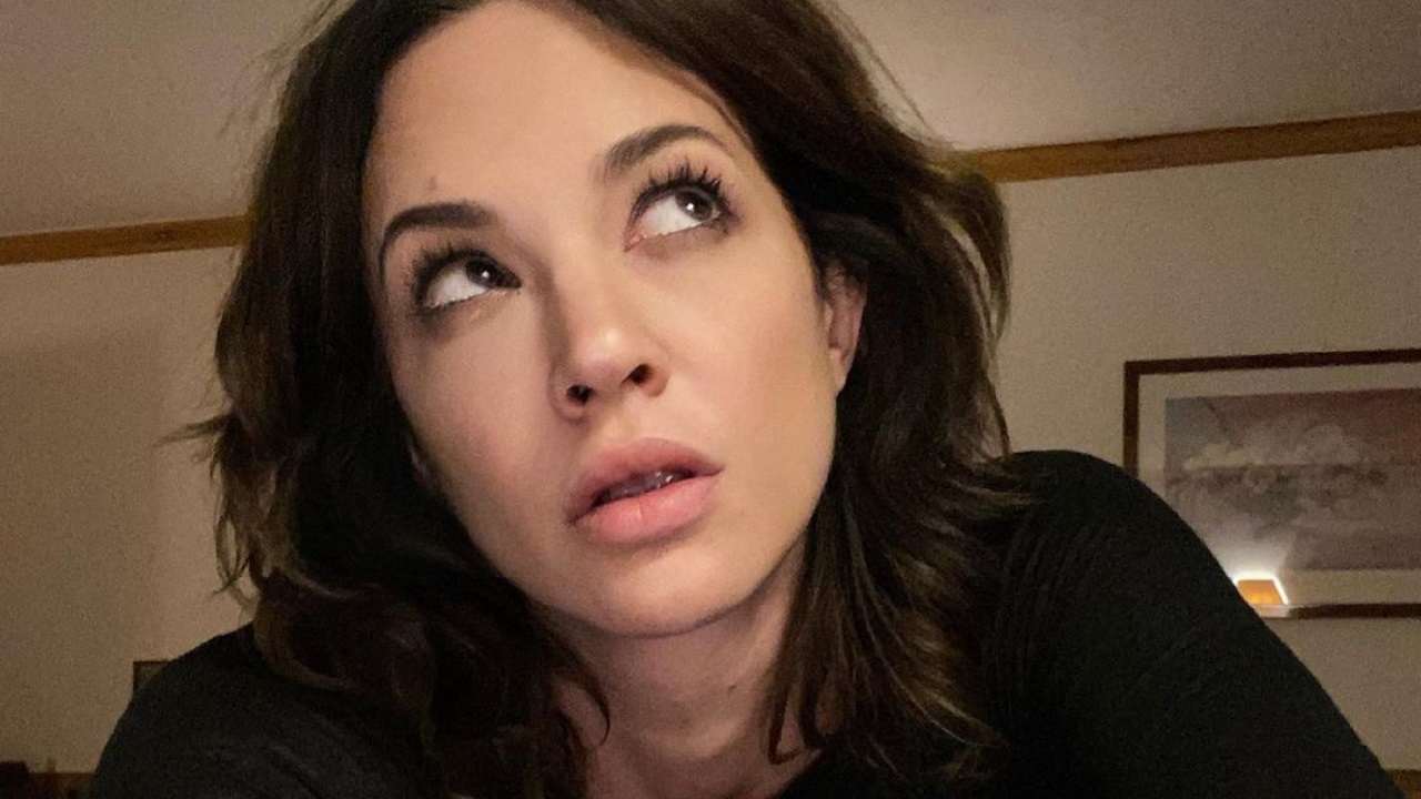 Asia Argento pensierosa