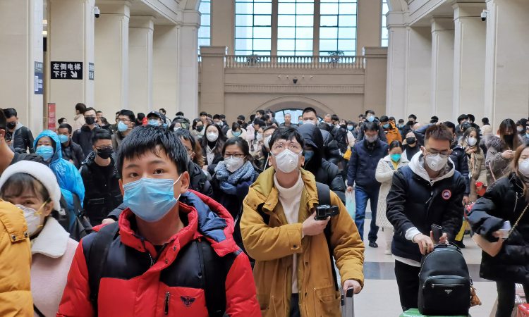 Assembramento con persone dotate di mascherina durante la pandemia Covid-19