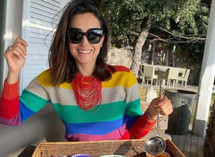 Caterina sorridente all'aperto