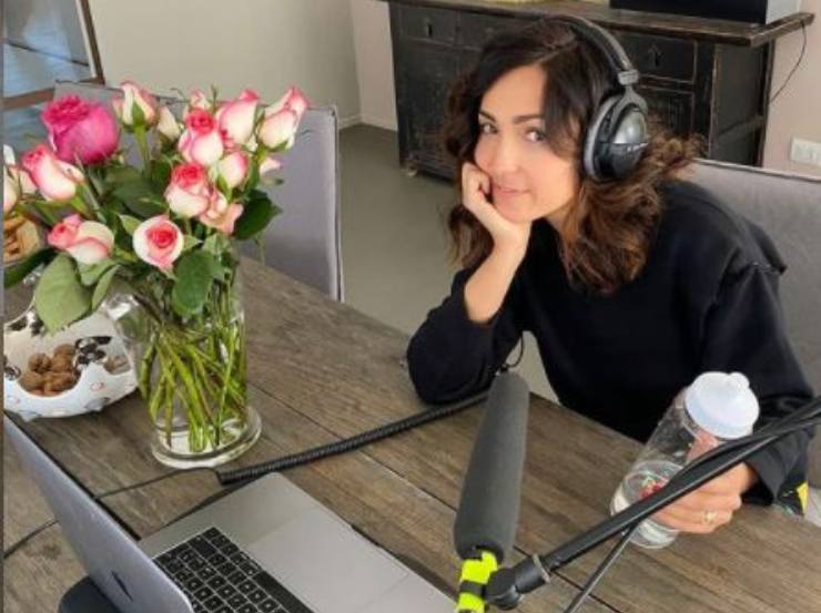 Caterina a lavoro con i podcast
