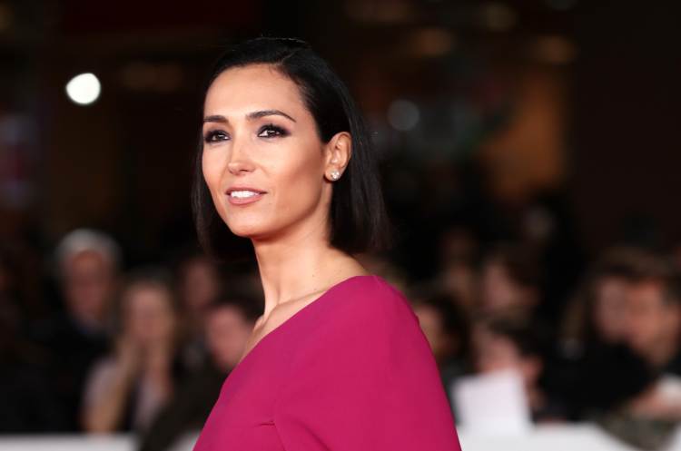 Caterina Balivo con il vestito rosso