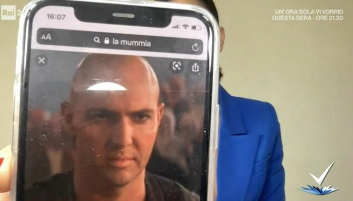 Bianca Guaccero mostra una foto