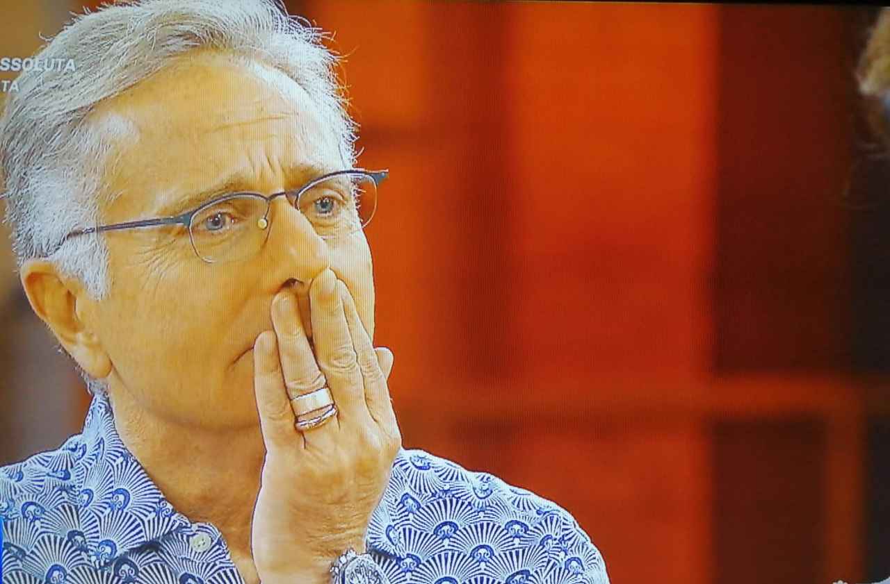 Paolo Bonolis ascolta il concorrente ad Avanti un Altro