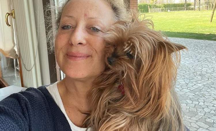 Carolyn Smith con il suo cagnolino