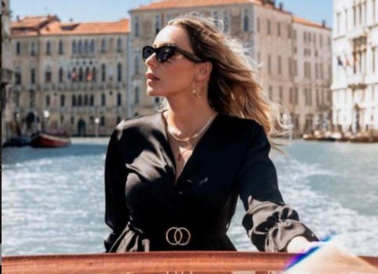 Karina sensuale con i capelli al vento 