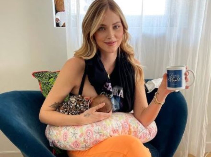 La Ferragni allatta la piccola Vittoria