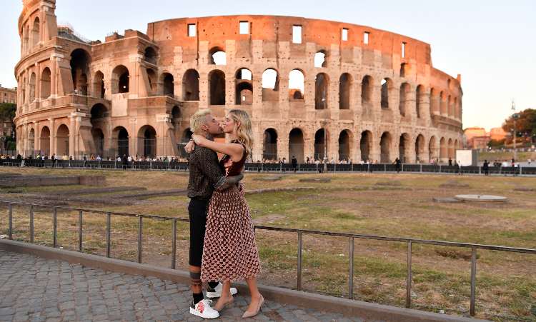 Chiara Ferragni e Fedez bacio al Colosseo