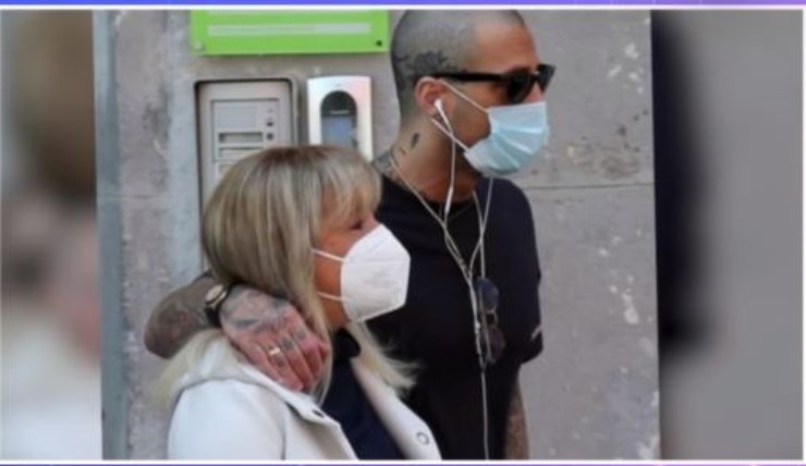 Corona e sua madre per strada- La foto di Fabrizio Corona da Pomeriggio 5 (Screenshot video)