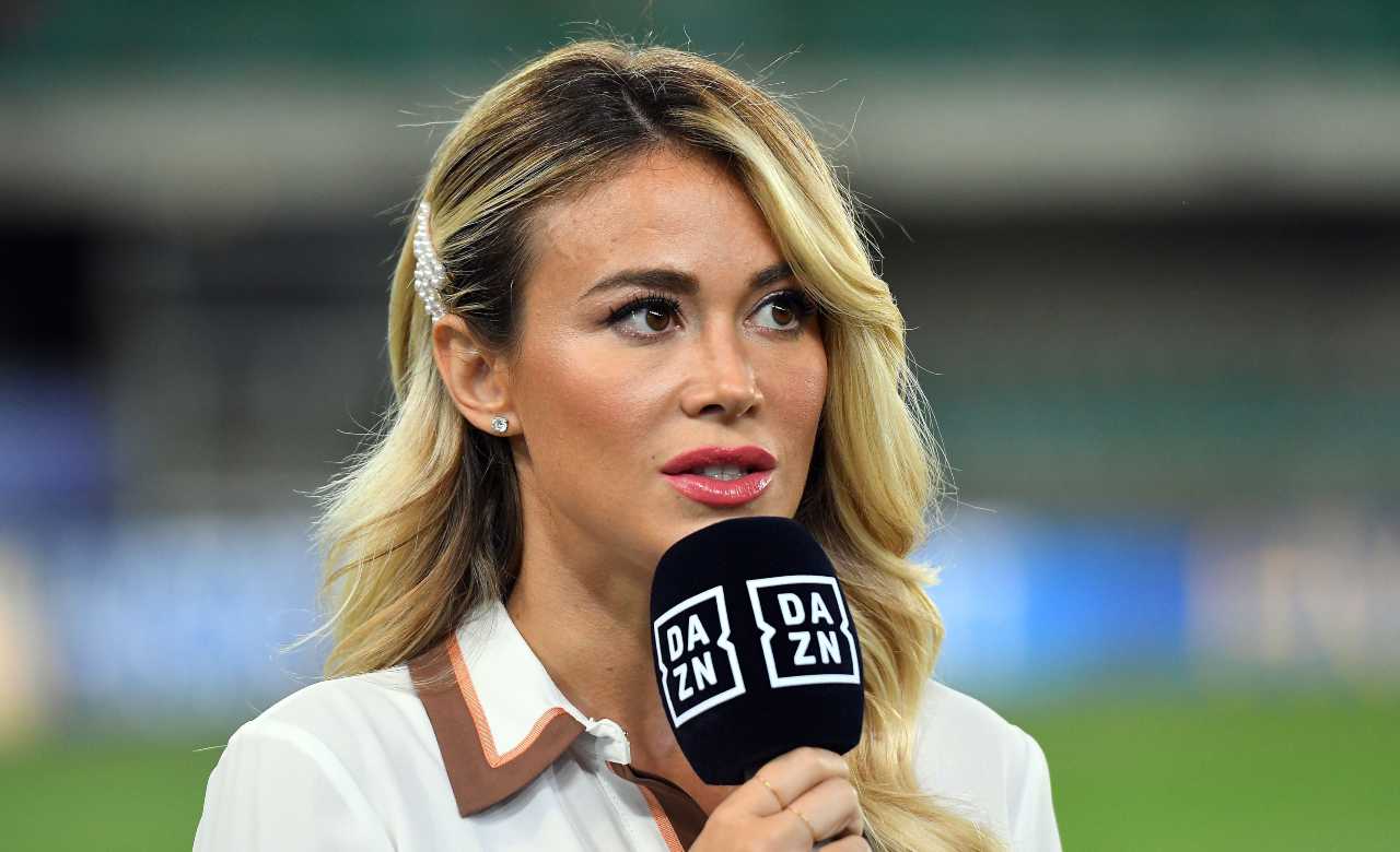 Diletta Leotta mentre conduce su DAZN