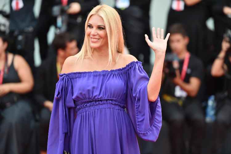 Eleonora Daniele saluta