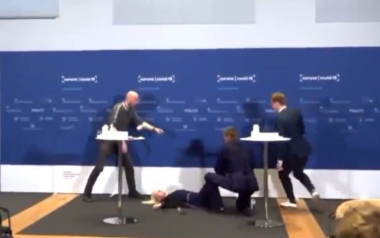 Stop Astrazeneca, Erichsen sviene durante l'annuncio