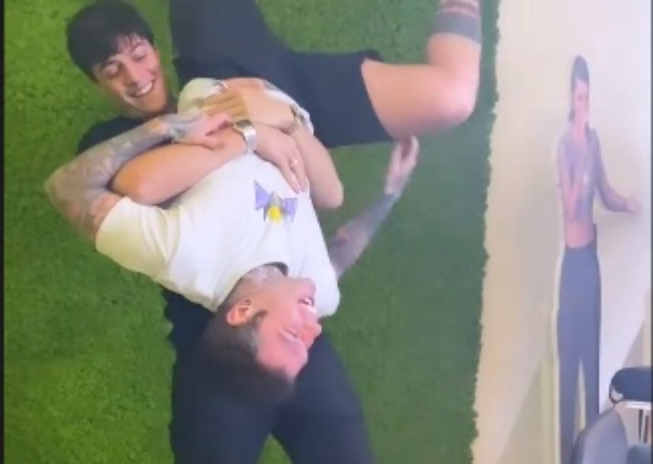 Fedez e Luis Sal, wrestling e urla