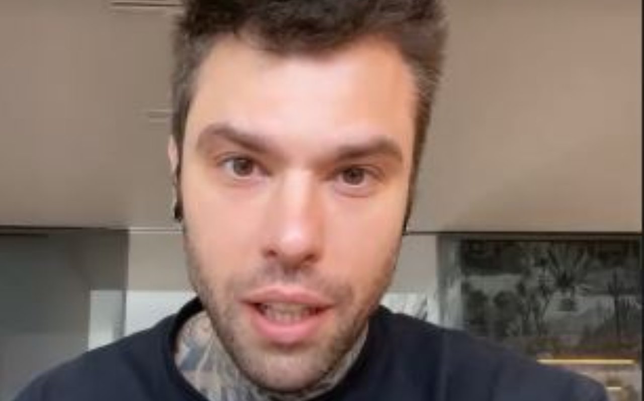 Fedez in primo piano