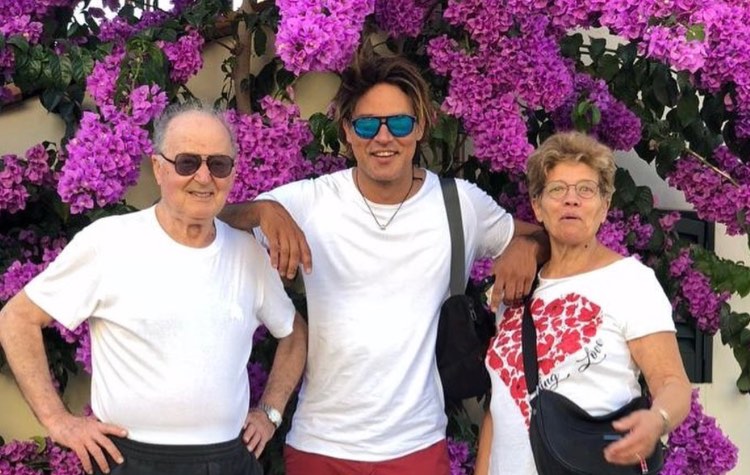 Gabriel Garko insieme alla madre e al padre