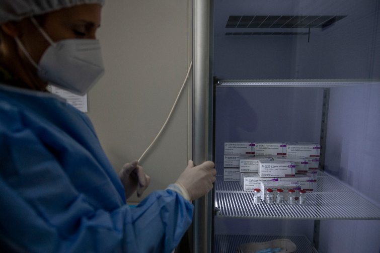 Infermiera con vaccini anti-covid