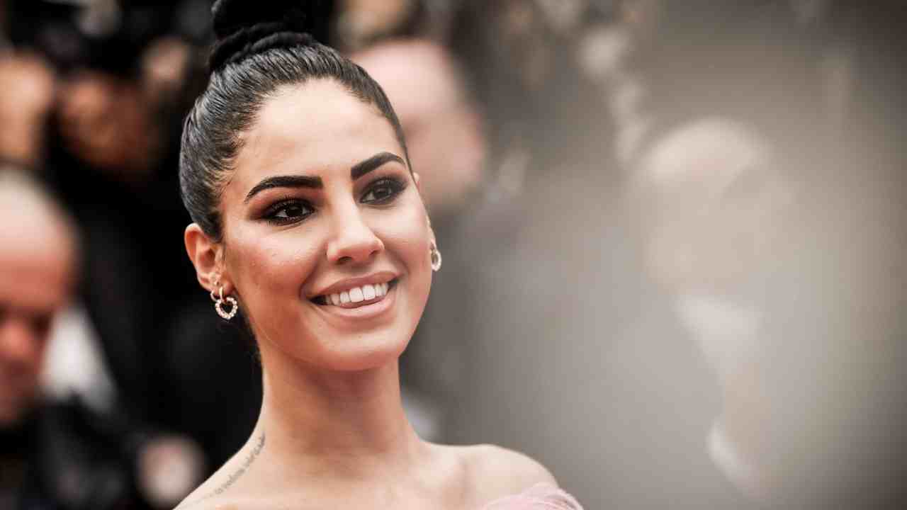 Giulia de lellis sorride